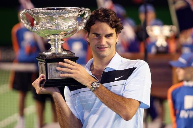 Sieger Roger Federer (Schweiz) präsentiert seinen Pokal bei der Siegerehrung der Australian Open 2007 Tennis Herren Australian Open 2007, Grand Slam, ATP Tour, Finale, Endspiel Einzelbild Melbourne Tennis Herren Australian Open 2007, Grand Slam, ATP Tour, Finale, Endspiel Einzelbild Melbourne