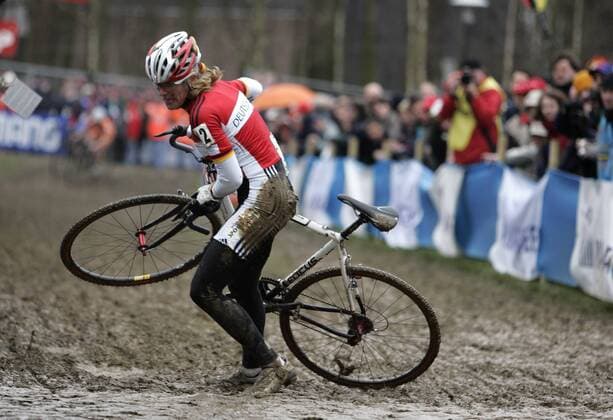 Hanka Kupfernagel (Deutschland) richtet sich nach ihrem Sturz wieder auf (Serie 8 8) Radsport WM Damen WM 2007, Rad, Querfeldein, Querfeldeinrennen, Querfeldeinfahren, Cyclocross, Cyclo Cross, Radcross, Einzelbild o0 Matsch, Schlamm, Nationaltrikot Hooglede Gits Radsport WM Damen WM 2007, Rad, Querfeldein, Querfeldeinrennen, Querfeldeinfahren, Cyclocross, Cyclo Cross, Radcross, Einzelbild o0 Matsch, Schlamm, Nationaltrikot Hooglede Gits