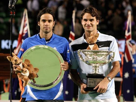 Siegerehrung Australian Open 2007: Sieger Roger Federer (Schweiz, re.) und Fernando Gonzalez (Chile) präsentieren ihre Trophäen Tennis Herren Australian Open 2007, ATP Tour, Grand Slam, Finale, Endspiel Gruppe Melbourne Tennis Herren Australian Open 2007, ATP Tour, Grand Slam, Finale, Endspiel Gruppe Melbourne
