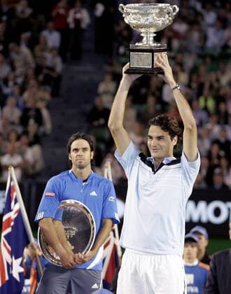 Siegerehrung Australian Open - Roger Federer (Schweiz) stemmt den Pokal, während Fernando Gonzales (Chile) mit seiner Schüssel etwas neidisch auf die verpasste Trophäe blickt Tennis Herren Australian Open 2007, Grand Slam, ATP Tour, Finale, Endspiel Gruppe Melbourne Freude, Tennis Herren Australian Open 2007, Grand Slam, ATP Tour, Finale, Endspiel Gruppe Melbourne Freude,