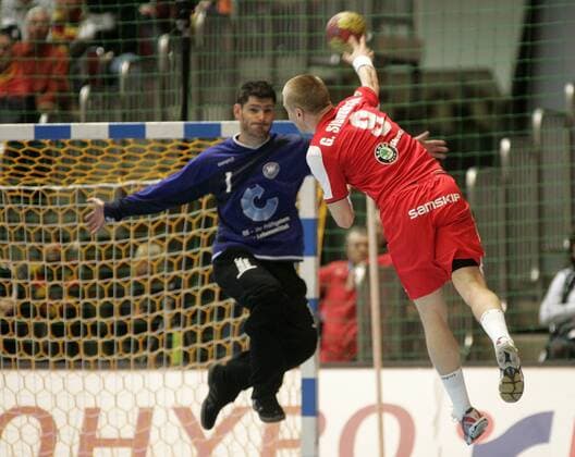 Gudjon Valur Sigurdsson (Island, re.) gegen Torwart Henning Fritz (Deutschland) Handball WM Herren WM 2007, Länderspiel, Nationalteam, Nationaltrikot, Hauptrunde, Gruppe I, Vdig Gruppe Dortmund Handball WM Herren WM 2007, Länderspiel, Nationalteam, Nationaltrikot, Hauptrunde, Gruppe I, Vdig Gruppe Dortmund
