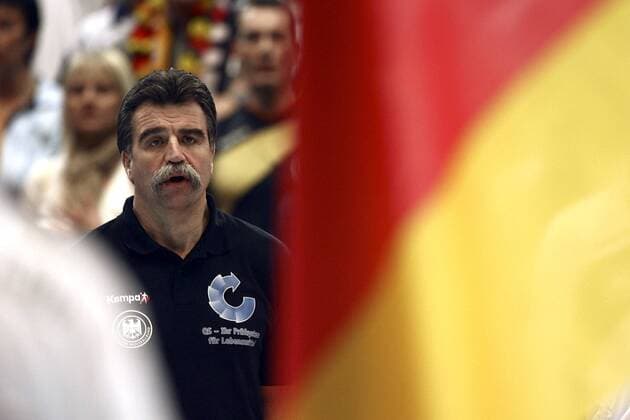 Bundestrainer Heiner Brand (Deutschland) vor der Nationalfahne bei der Hymne Handball WM Herren WM 2007, Länderspiel, Nationalmannschaft, Nationaltrikot, Hauptrunde Einzelbild Dortmund Handball WM Herren WM 2007, Länderspiel, Nationalmannschaft, Nationaltrikot, Hauptrunde Einzelbild Dortmund