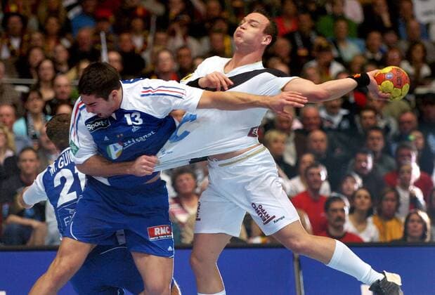 Christian Zeitz (Deutschland, re.) gegen Nikola Karabatic (Frankreich) Handball WM Herren WM 2007, Länderspiel, Nationalteam, Nationaltrikot, Hauptrunde, Frankreich - Deutschland 26:29 Gruppe Dortmund Dynamik, Kampf, Handball WM Herren WM 2007, Länderspiel, Nationalteam, Nationaltrikot, Hauptrunde, Frankreich - Deutschland 26:29 Gruppe Dortmund Dynamik, Kampf,