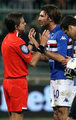 Gennaro del Vecchio (Sampdoria) reklamiert bei Schiedsrichter Nicola Rizzoli nach seinem Platzverweis -  Fußball Herren Serie A 2006 2007, 1. Italienische Liga, Sampdoria Genua, Gruppe Genua Spannung, Fußball Herren Serie A 2006 2007, 1. Italienische Liga, Sampdoria Genua, Gruppe Genua Spannung,
