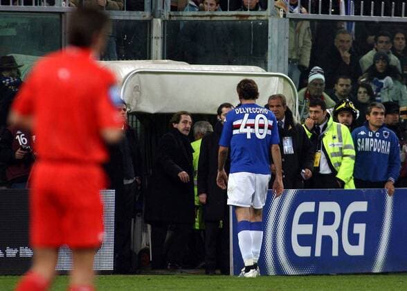 Gennaro del Vecchio (Sampdoria) - Abgang nach seinem Platzverweis -  Fußball Herren Serie A 2006 2007, 1. Italienische Liga, Sampdoria Genua, Totale Genua Fußball Herren Serie A 2006 2007, 1. Italienische Liga, Sampdoria Genua, Totale Genua