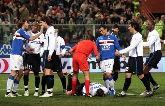 Marco Materazzi (Inter) liegt nach einer Tätlichkeit von Gennaro del Vecchio (Sampdoria, li.) am Boden - es kommt natürlich zu Diskussionen um Schiedsrichter Nicola Rizzoli -  Fußball Herren Serie A 2006 2007, 1. Italienische Liga, Sampdoria Genua - FC Internazionale Mailand 0:2 Gruppe Genua Fußball Herren Serie A 2006 2007, 1. Italienische Liga, Sampdoria Genua - FC Internazionale Mailand 0:2 Gruppe Genua