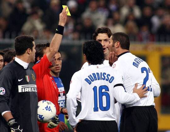 Marco Materazzi (Inter, re.) erhält von Schiedsrichter Nicola Rizzoli die Gelbe Karte -  Fußball Herren Serie A 2006 2007, 1. Italienische Liga, Sampdoria Genua - FC Internazionale Mailand 0:2 Gruppe Genua Fußball Herren Serie A 2006 2007, 1. Italienische Liga, Sampdoria Genua - FC Internazionale Mailand 0:2 Gruppe Genua
