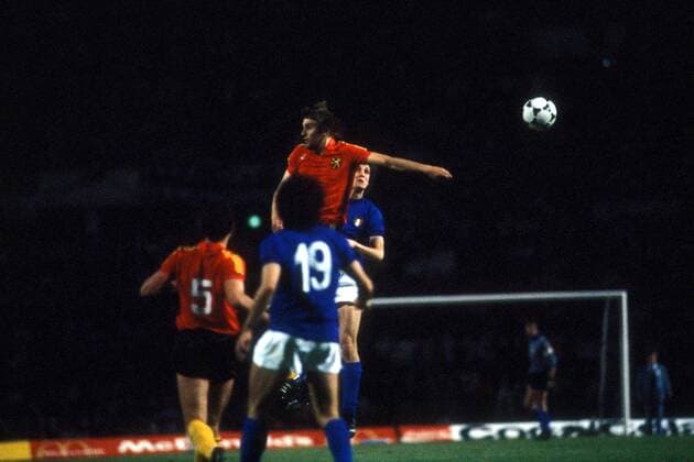 Jan Ceulemans (Belgien, Mitte) überspringt Alessandro Altobelli (Italien, hi.re.) Fußball Länderspiel Herren EM 1980, Nationalmannschaft, Nationaltrikot, Gruppe B, Italien - Belgien 0:0 Gruppe Rom Dynamik, Höhe, Fußball Länderspiel Herren EM 1980, Nationalmannschaft, Nationaltrikot, Gruppe B, Italien - Belgien 0:0 Gruppe Rom Dynamik, Höhe,