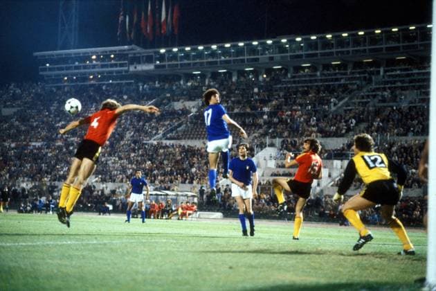 Walter Meeuws (Belgien, li.) köpft den Ball weg, daneben Alessandro Altobelli (Italien, Mitte), Rene Verheyen (2.v.re.) und Torwart Jean Marie Pfaff (beide Belgien) Fußball Länderspiel Herren EM 1980, Nationalmannschaft, Nationaltrikot, Gruppe B, Italien - Belgien 0:0 Totale Stadio Olimpico, Stadion, Olympiastadion Rom Dynamik, Abwehr, Höhe, Fußball Länderspiel Herren EM 1980, Nationalmannschaft, Nationaltrikot, Gruppe B, Italien - Belgien 0:0 Totale Stadio Olimpico, Stadion, Olympiastadion Rom Dynamik, Abwehr, Höhe,
