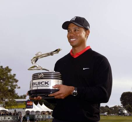 Eldrick Tiger Woods (USA) gewinnt das Buick Invitational 2007 und präsentiert seine Trophäe -  (SDP2007012805) Golf Herren Buick Invitational 2007, PGA Tour Einzelbild San Diego Freude, Golf Herren Buick Invitational 2007, PGA Tour Einzelbild San Diego Freude,