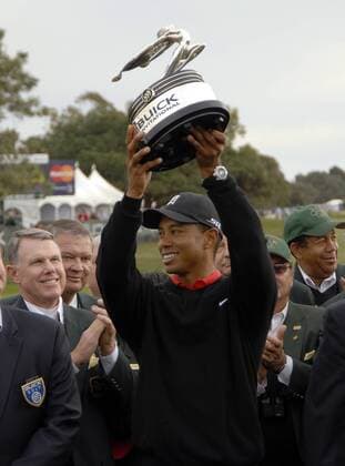 Eldrick Tiger Woods (USA) gewinnt das Buick Invitational 2007 und präsentiert seine Trophäe -  (SDP2007012806) Golf Herren Buick Invitational 2007, PGA Tour Gruppe San Diego Freude, Golf Herren Buick Invitational 2007, PGA Tour Gruppe San Diego Freude,