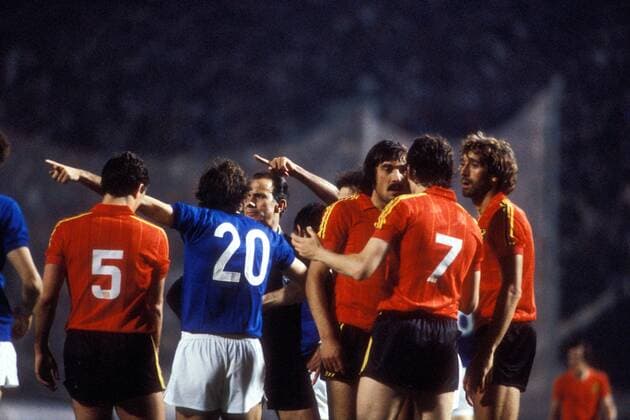 Francesco Graziani (Italien, 2.v.li.) beschwert sich bei FIFA Schiedsrichter Antonio Jose Garrido da Silva (Portugal), daneben: Michel Renquin (li.), Rene Verheyen (3.v.re.), Rene Vandereycken (2.v.re.), Walter Meeuws (alle Belgien) Fußball Länderspiel Herren EM 1980, Nationalmannschaft, Nationaltrikot, Gruppe B, Italien - Belgien 0:0 Gruppe Rom Nachdenklichkeit, Enttäuschung, Fußball Länderspiel Herren EM 1980, Nationalmannschaft, Nationaltrikot, Gruppe B, Italien - Belgien 0:0 Gruppe Rom Nachdenklichkeit, Enttäuschung,