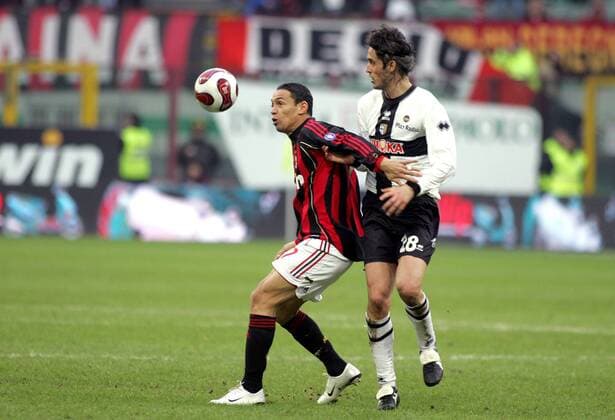 Ricardo Oliveira (Milan, li.) gegen Massimo Paci (Parma) - Fußball Herren Serie A 2006 2007, 1. Italienische Liga, AC Mailand - FC Parma 1:0, Milan Gruppe Mailand Dynamik, Fußball Herren Serie A 2006 2007, 1. Italienische Liga, AC Mailand - FC Parma 1:0, Milan Gruppe Mailand Dynamik,