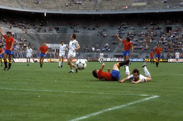 Raymond Mommens (Belgien, re.) und Enrique Saura Gil (Spanien, 2.v.re.) kommen im Strafraum zu Fall Fußball Länderspiel Herren EM 1980, Nationalmannschaft, Nationaltrikot, Gruppe B, Belgien - Spanien 2:1 Totale Stadio Giuseppe Meazza, San Siro Mailand Dynamik, Kampf, Fußball Länderspiel Herren EM 1980, Nationalmannschaft, Nationaltrikot, Gruppe B, Belgien - Spanien 2:1 Totale Stadio Giuseppe Meazza, San Siro Mailand Dynamik, Kampf,