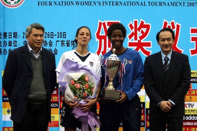 CFA und EAAF Präsident Xie Yalong (China, re.) gratuliert den USA zum Gewinn des Viernationenturniers, u.a. Torfrau Briana Scurry (2.v.re.) - (IMCpau11619103) Fußball Länderspiel Damen Vier Nationen Turnier 2007, Vierländerturnier, Viernationenturnier, 4 Länder, Four Nations, Frauen Gruppe Frauenfußball Guangzhou Freude, Fußball Länderspiel Damen Vier Nationen Turnier 2007, Vierländerturnier, Viernationenturnier, 4 Länder, Four Nations, Frauen Gruppe Frauenfußball Guangzhou Freude,