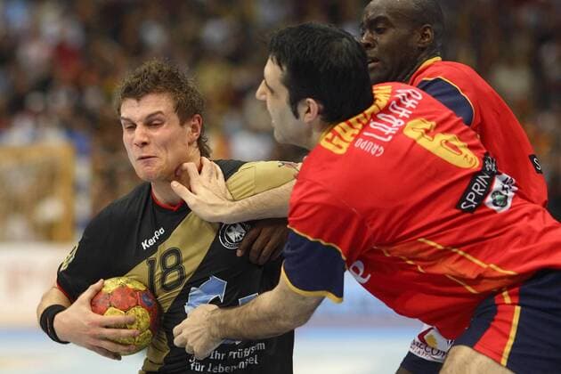Michael Kraus (Deutschland, li.) gegen Ruben Garabaya Arenas (Spanien) Handball WM Herren WM 2007, Länderspiel, Nationalteam, Viertelfinale, Nationaltrikot, Spanien - Deutschland 25:27 Gruppe Köln Dynamik, Handball WM Herren WM 2007, Länderspiel, Nationalteam, Viertelfinale, Nationaltrikot, Spanien - Deutschland 25:27 Gruppe Köln Dynamik,