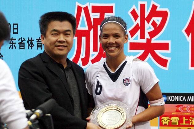Natasha Kai (USA, re.) wird als eine der besten Spielerinnen des Viernationenturniers 2007 in Guangzhou geehrt - (IMCpau11619203) Fußball Länderspiel Damen Vier Nationen Turnier 2007, Vierländerturnier, Viernationenturnier, 4 Länder, Four Nations, Frauen Gruppe Frauenfußball Guangzhou Freude, Fußball Länderspiel Damen Vier Nationen Turnier 2007, Vierländerturnier, Viernationenturnier, 4 Länder, Four Nations, Frauen Gruppe Frauenfußball Guangzhou Freude,