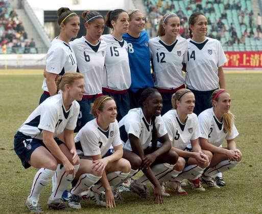 Mannschaftsbild USA: hi.v.li.: Carli Lloyd, Natasha Kai, Kate Markgraf, Torfrau Hope Solo, Leslie Osborne, Stephanie Lopez; vorn: Lori Chalupny, Heather O Reilly, Tina Frimpong, Lindsay Tarpley, Heather Mitts - (IMC2007013020665) Fußball Länderspiel Damen Vier Nationen Turnier 2007, Vierländerturnier, Viernationenturnier, 4 Länder, Four Nations, Frauen Totale Guangzhou Fußball Länderspiel Damen Vier Nationen Turnier 2007, Vierländerturnier, Viernationenturnier, 4 Länder, Four Nations, Frauen Totale Guangzhou