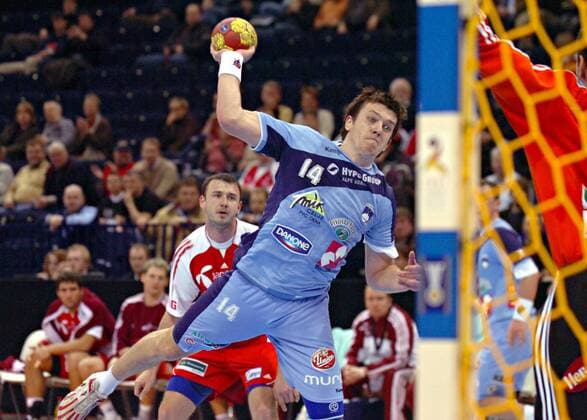 Siarhei Rutenka (Slowenien, re.) am Ball Handball WM Herren WM 2007, Länderspiel, Nationalteam, Nationaltrikot, Spiel um Platz neun, 9 Gruppe Slowenien - Ungarn 33:34 Hamburg Dynamik, Handball WM Herren WM 2007, Länderspiel, Nationalteam, Nationaltrikot, Spiel um Platz neun, 9 Gruppe Slowenien - Ungarn 33:34 Hamburg Dynamik,