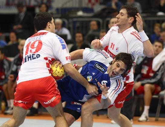 Bertrand Gille (Frankreich, Mitte) gegen Petar Metlicic (li.) und Mirza Dzomba (beide Kroatien) Handball WM Herren WM 2007, Länderspiel, Nationalteam, Viertelfinale Nationaltrikot Gruppe Kroatien - Frankreich 18:21 Köln Dynamik, Kampf, Handball WM Herren WM 2007, Länderspiel, Nationalteam, Viertelfinale Nationaltrikot Gruppe Kroatien - Frankreich 18:21 Köln Dynamik, Kampf,
