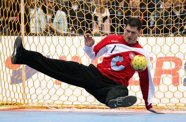 Torwart Henning Fritz (Deutschland) kann den Ball abwehren Handball WM Herren WM 2007, Länderspiel, Nationalteam, Nationaltrikot, Halbfinale, Deutschland Einzelbild Köln Dynamik, Abwehr, Handball WM Herren WM 2007, Länderspiel, Nationalteam, Nationaltrikot, Halbfinale, Deutschland Einzelbild Köln Dynamik, Abwehr,