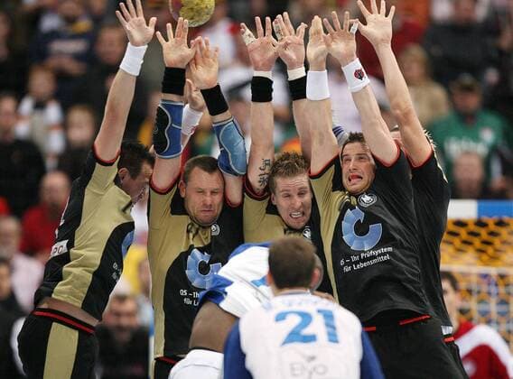 Deutscher Abwehrblock gegen Frankreich, v.re.: Torsten Jansen, Oliver Roggisch, Christian Schwarzer und Christian Zeitz Handball WM Herren WM 2007, Länderspiel, Nationalteam, Nationaltrikot, Halbfinale, Deutschland - Frankreich 32:31 n.V. Gruppe Köln Abwehr, Dynamik, Handball WM Herren WM 2007, Länderspiel, Nationalteam, Nationaltrikot, Halbfinale, Deutschland - Frankreich 32:31 n.V. Gruppe Köln Abwehr, Dynamik,