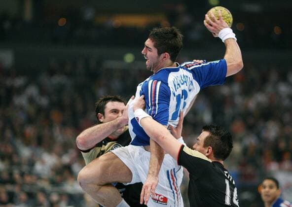 Nikola Karabatic (Frankreich, Mitte) gegen Andrej Klimovets (li.) und Christian Zeitz (beide Deutschland) Handball WM Herren WM 2007, Länderspiel, Nationalteam, Nationaltrikot, Halbfinale, Deutschland - Frankreich 32:31 n.V. Gruppe Köln Dynamik, Kampf, Handball WM Herren WM 2007, Länderspiel, Nationalteam, Nationaltrikot, Halbfinale, Deutschland - Frankreich 32:31 n.V. Gruppe Köln Dynamik, Kampf,