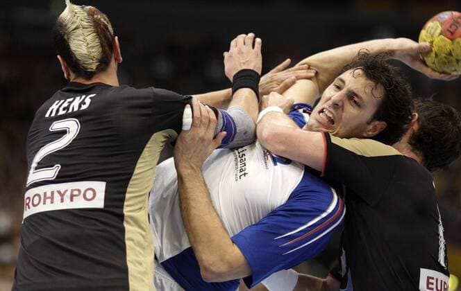 Jerome Fernandez (Frankreich, re.) gegen Pascal Hens (Deutschland) Handball WM Herren WM 2007, Länderspiel, Nationalteam, Nationaltrikot, Halbfinale, Deutschland - Frankreich 32:31 n.V. Gruppe Köln Dynamik, Kampf, Handball WM Herren WM 2007, Länderspiel, Nationalteam, Nationaltrikot, Halbfinale, Deutschland - Frankreich 32:31 n.V. Gruppe Köln Dynamik, Kampf,