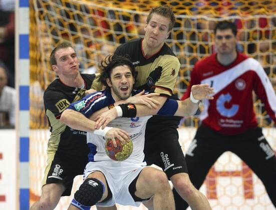 Bertrand Gille (Frankreich, Mitte) gegen Holger Glandorf (li.) und Oliver Roggisch (beide Deutschland) Handball WM Herren WM 2007, Länderspiel, Nationalteam, Nationaltrikot, Halbfinale, Deutschland - Frankreich 32:31 n.V. Gruppe Köln Unterwerfung, Kampf, Dynamik, Überlegenheit, Handball WM Herren WM 2007, Länderspiel, Nationalteam, Nationaltrikot, Halbfinale, Deutschland - Frankreich 32:31 n.V. Gruppe Köln Unterwerfung, Kampf, Dynamik, Überlegenheit,