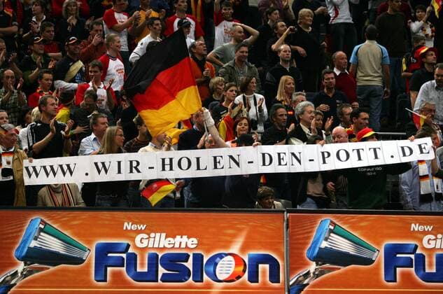 Deutsche Handballfans mit Nationalfahne sind sich sicher: www.wir-holen-den-pott.de Handball Länderspiel Herren WM 2007, Nationalteam, Viertelfinale, Deutschland, Vdig Totale Plakat, Fanplakat, Transparent Köln Handball Länderspiel Herren WM 2007, Nationalteam, Viertelfinale, Deutschland, Vdig Totale Plakat, Fanplakat, Transparent Köln