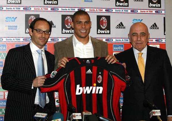 Neuzugang Ronaldo (Mitte) präsentiert mit Vizepräsident Adriano Galliani (beide Milan, re.) sein neues Trikot -  Fußball Herren Serie A 2006 2007, 1. Italienische Liga, AC Mailand Gruppe Mailand Fußball Herren Serie A 2006 2007, 1. Italienische Liga, AC Mailand Gruppe Mailand