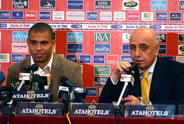 Neuzugang Ronaldo (li.) und Vizepräsident Adriano Galliani (beide Milan) während der Pressekonferenz - Fußball Herren Serie A 2006 2007, 1. Italienische Liga, AC Mailand, Pressekonferenz, PK, Pressetermin, Gruppe Mailand Fußball Herren Serie A 2006 2007, 1. Italienische Liga, AC Mailand, Pressekonferenz, PK, Pressetermin, Gruppe Mailand