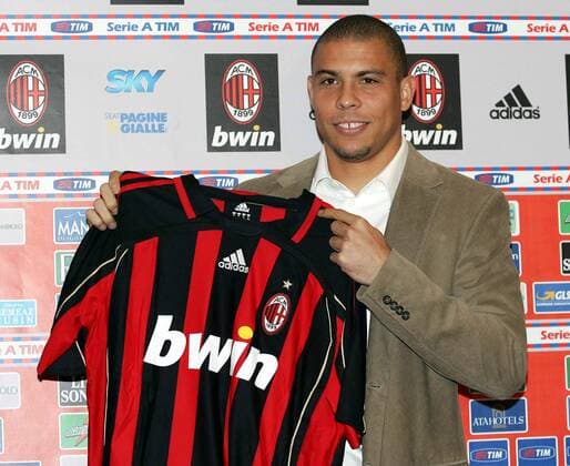 Neuzugang Ronaldo (Milan) präsentiert seine neues Trikot -  Fußball Herren Serie A 2006 2007, 1. Italienische Liga, AC Mailand Einzelbild Mailand Fußball Herren Serie A 2006 2007, 1. Italienische Liga, AC Mailand Einzelbild Mailand