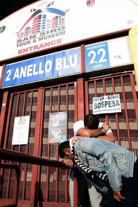 Der Spielbetrieb in Italien ist für dieses Wochenende ausgesetzt: Fans vor dem Stadio Giuseppe Meazza enttäuscht über die Absage des Spiels Inter Mailand gegen AS Rom - Fußball Herren Serie A 2006 2007, 1. Italienische Liga, Internazionale Mailand - AS Roma, Story, Fotostory, Gruppe Stadio Giuseppe Meazza, San Siro Mailand Enttäuschung, Verzweiflung, Fußball Herren Serie A 2006 2007, 1. Italienische Liga, Internazionale Mailand - AS Roma, Story, Fotostory, Gruppe Stadio Giuseppe Meazza, San Siro Mailand Enttäuschung, Verzweiflung,
