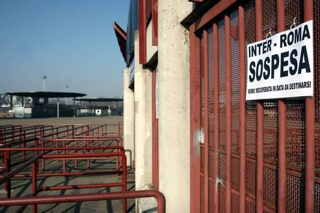 Der Spielbetrieb in Italien ist für dieses Wochenende ausgesetzt: Schild am Stadio Giuseppe Meazza weist auf die Absage des Spiels Inter Mailand gegen AS Rom hin - Fußball Herren Serie A 2006 2007, 1. Italienische Liga, Internazionale Mailand - AS Roma, Story, Fotostory, Einzelbild Stadio Giuseppe Meazza, San Siro Mailand Fußball Herren Serie A 2006 2007, 1. Italienische Liga, Internazionale Mailand - AS Roma, Story, Fotostory, Einzelbild Stadio Giuseppe Meazza, San Siro Mailand
