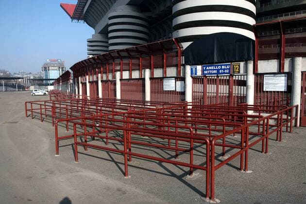 Gähnende Leere am Mailänder Stadio Giuseppe Meazza: Der Spielbetrieb in Italien ist vorläufig ausgesetzt, somit ist auch das Heimspiel von Inter Mailand abgesagt - Fußball Herren Serie A 2006 2007, 1. Italienische Liga, Internazionale Mailand, Story, Fotostory, Totale Stadio Giuseppe Meazza, San Siro Mailand Leere, Fußball Herren Serie A 2006 2007, 1. Italienische Liga, Internazionale Mailand, Story, Fotostory, Totale Stadio Giuseppe Meazza, San Siro Mailand Leere,