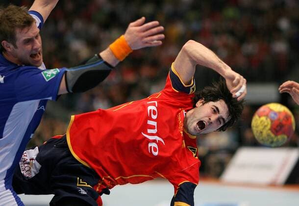 Raul Entrerrios (Spanien, re.) gegen Svavarsson (Island) Handball WM Herren WM 2007, Länderspiel, Nationalteam, Nationaltrikot, Spanien - Island 40:36 Gruppe Köln Dynamik, Kampf, Handball WM Herren WM 2007, Länderspiel, Nationalteam, Nationaltrikot, Spanien - Island 40:36 Gruppe Köln Dynamik, Kampf,