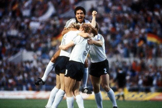 Torjubel BR Deutschland, v.li.: Bernd Schuster (verdeckt), Hansi Müller (hi.) und Torschütze Horst Hrubesch Fußball Länderspiel Herren EM 1980, Nationalmannschaft, Nationaltrikot, Finale, Endspiel, BRD Gruppe Rom Begeisterung, Freude, Fußball Länderspiel Herren EM 1980, Nationalmannschaft, Nationaltrikot, Finale, Endspiel, BRD Gruppe Rom Begeisterung, Freude,