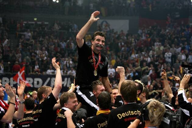 Deutschland ist Weltmeister 2007 - Bundestrainer Heiner Brand auf den Schultern seiner Spieler Handball Länderspiel Herren WM 2007, Nationalteam, Nationaltrikot, Finale, Endspiel, Vdig o0 Feier, feiern, Siegesfeier Totale Köln Freude, Begeisterung, Handball Länderspiel Herren WM 2007, Nationalteam, Nationaltrikot, Finale, Endspiel, Vdig o0 Feier, feiern, Siegesfeier Totale Köln Freude, Begeisterung,
