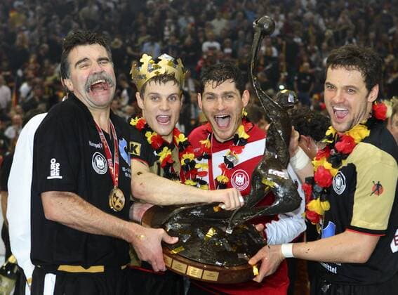 Deutschland - Weltmeister 2007, v.li.: Bundestrainer Heiner Brand, Michael Kraus, Torwart Henning Fritz und Markus Baur stemmen den Weltmeisterpokal Handball WM Herren WM 2007, Länderspiel, Nationalteam, Endspiel, Finale, Nationaltrikot Gruppe o0 Sieg, Sieger Köln Begeisterung, Freude, Handball WM Herren WM 2007, Länderspiel, Nationalteam, Endspiel, Finale, Nationaltrikot Gruppe o0 Sieg, Sieger Köln Begeisterung, Freude,
