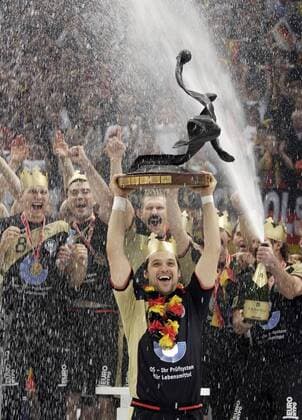 Deutschland - Weltmeister 2007: Markus Baur präsentiert den Weltmeisterpokal Handball WM Herren WM 2007, Länderspiel, Nationalteam, Endspiel, Finale, Nationaltrikot Gruppe o0 Sieg, Sieger Köln Begeisterung, Freude, Handball WM Herren WM 2007, Länderspiel, Nationalteam, Endspiel, Finale, Nationaltrikot Gruppe o0 Sieg, Sieger Köln Begeisterung, Freude,
