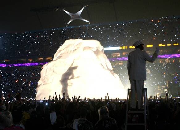 Halbzeitshow NFL Super Bowl 2007 - Popstar Prince (USA, noch verhüllt) begeistert die Massen im Publikum -  (sbp20070204554) American Football Herren 41. NFL Super Bowl 2006 2007 SuperBowl XLI Finale Endspiel Jubel, jubeln Totale Atmosphäre Miami Masse Begeisterung, Freude, Spannung, American Football Herren 41. NFL Super Bowl 2006 2007 SuperBowl XLI Finale Endspiel Jubel, jubeln Totale Atmosphäre Miami Masse Begeisterung, Freude, Spannung,