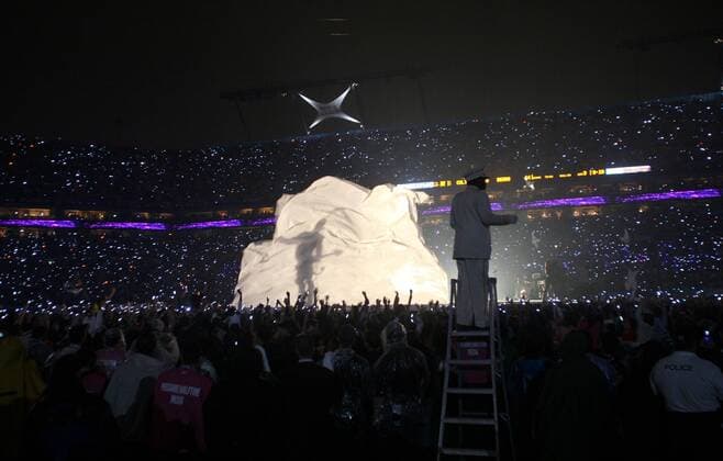 Halbzeitshow NFL Super Bowl 2007 - Popstar Prince (USA, noch verhüllt) begeistert die Massen im Publikum -  (sbp20070204555) American Football Herren 41. NFL Super Bowl 2006 2007 SuperBowl XLI Finale Endspiel Jubel, jubeln Totale Atmosphäre Miami Masse Begeisterung, Freude, Spannung, American Football Herren 41. NFL Super Bowl 2006 2007 SuperBowl XLI Finale Endspiel Jubel, jubeln Totale Atmosphäre Miami Masse Begeisterung, Freude, Spannung,