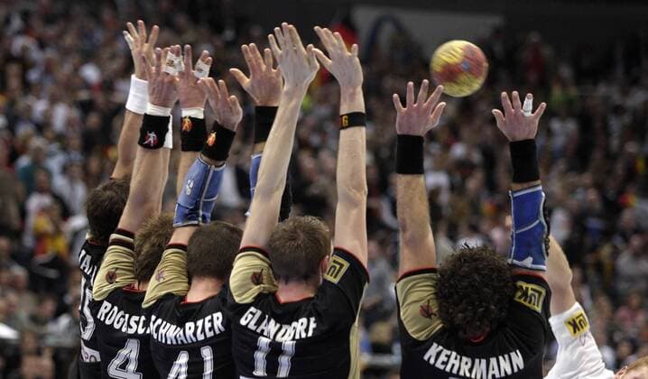 Alle Hände in der deutschen Mauer zum Ball, v.re.: Florian Kehrmann, Holger Glandorf, Christian Schwarzer, Oliver Roggisch und Torsten Jansen Handball WM Herren WM 2007, Länderspiel, Nationalteam, Nationaltrikot, Finale, Endspiel Gruppe Köln Abwehr, Handball WM Herren WM 2007, Länderspiel, Nationalteam, Nationaltrikot, Finale, Endspiel Gruppe Köln Abwehr,