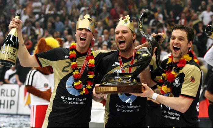 Deutschland ist Weltmeister 2007, v.li.: Pascal Hens, Christian Schwarzer und Markus Baur Handball WM Herren WM 2007, Länderspiel, Nationalteam, Nationaltrikot, Finale, Endspiel, o0 Feier, feiern, Siegesfeier Gruppe Köln Freude, Begeisterung, Handball WM Herren WM 2007, Länderspiel, Nationalteam, Nationaltrikot, Finale, Endspiel, o0 Feier, feiern, Siegesfeier Gruppe Köln Freude, Begeisterung,