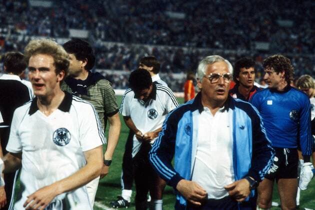 BR Deutschland ist Europameister 1980, v.li. Karl Heinz Rummenigge (vorn), Mannschaftsbetreuer Horst Schmidt (verdeckt), Hans Müller, Bundestrainer Jupp Derwall, Co Trainer Erich Ribbeck (hi.) und Torwart Harald Schumacher Fußball EM Herren EM 1980, Nationalmannschaft, Nationaltrikot, Länderspiel, Finale, Endspiel, BRD Gruppe Rom Freude, Fußball EM Herren EM 1980, Nationalmannschaft, Nationaltrikot, Länderspiel, Finale, Endspiel, BRD Gruppe Rom Freude,