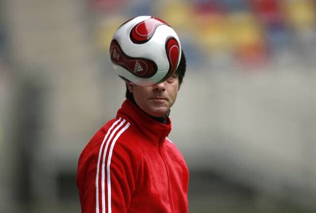 Bundestrainer Joachim Löw (Deutschland) blickt auf den roten Adidas Teamgeist Ball Fußball Herren Nationalteam 2007, Training Einzelbild Düsseldorf Fußball Herren Nationalteam 2007, Training Einzelbild Düsseldorf