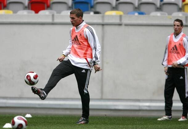 Lukas Podolski (Deutschland) jongliert den Ball Fußball Herren Nationalteam 2007, Training Einzelbild Düsseldorf Fußball Herren Nationalteam 2007, Training Einzelbild Düsseldorf