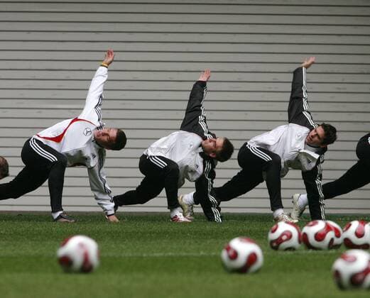 Nationalspieler aus Deutschland während der Erwärmung, v.li.: Lukas Podolski, Philipp Lahm und Manuel Friedrich Fußball Herren Nationalteam 2007, Training Gruppe Düsseldorf Fußball Herren Nationalteam 2007, Training Gruppe Düsseldorf
