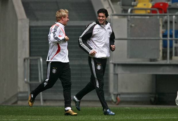 Michael Ballack (re.) und Mike Hanke (beide Deutschland) gut gelaunt beim Lauftraining Fußball Herren Nationalteam 2007, Training Gruppe Düsseldorf Harmonie, Freude, Kameradschaft, Fußball Herren Nationalteam 2007, Training Gruppe Düsseldorf Harmonie, Freude, Kameradschaft,